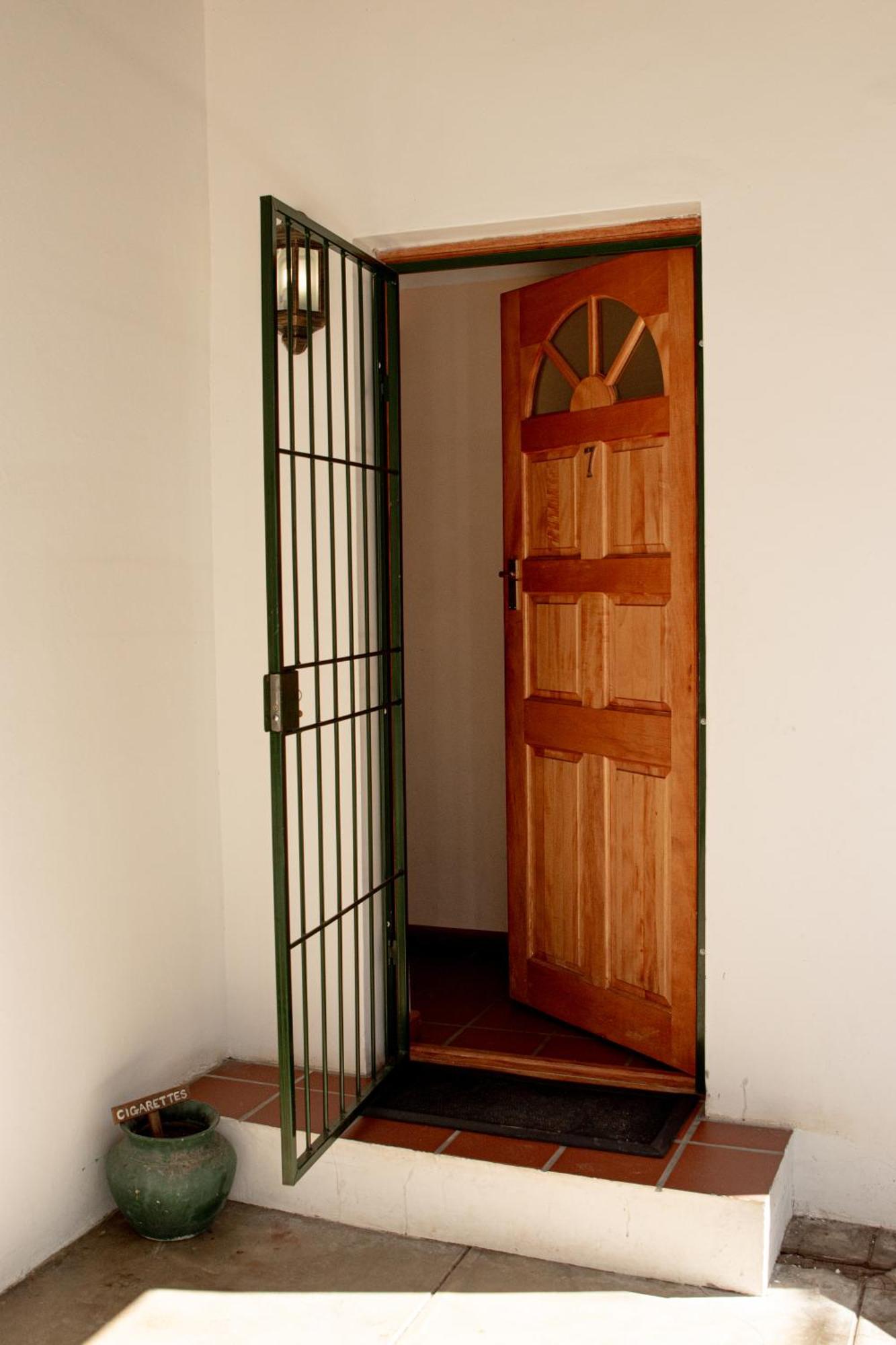 4 Rothman Street B&B Graaff-Reinet Екстериор снимка